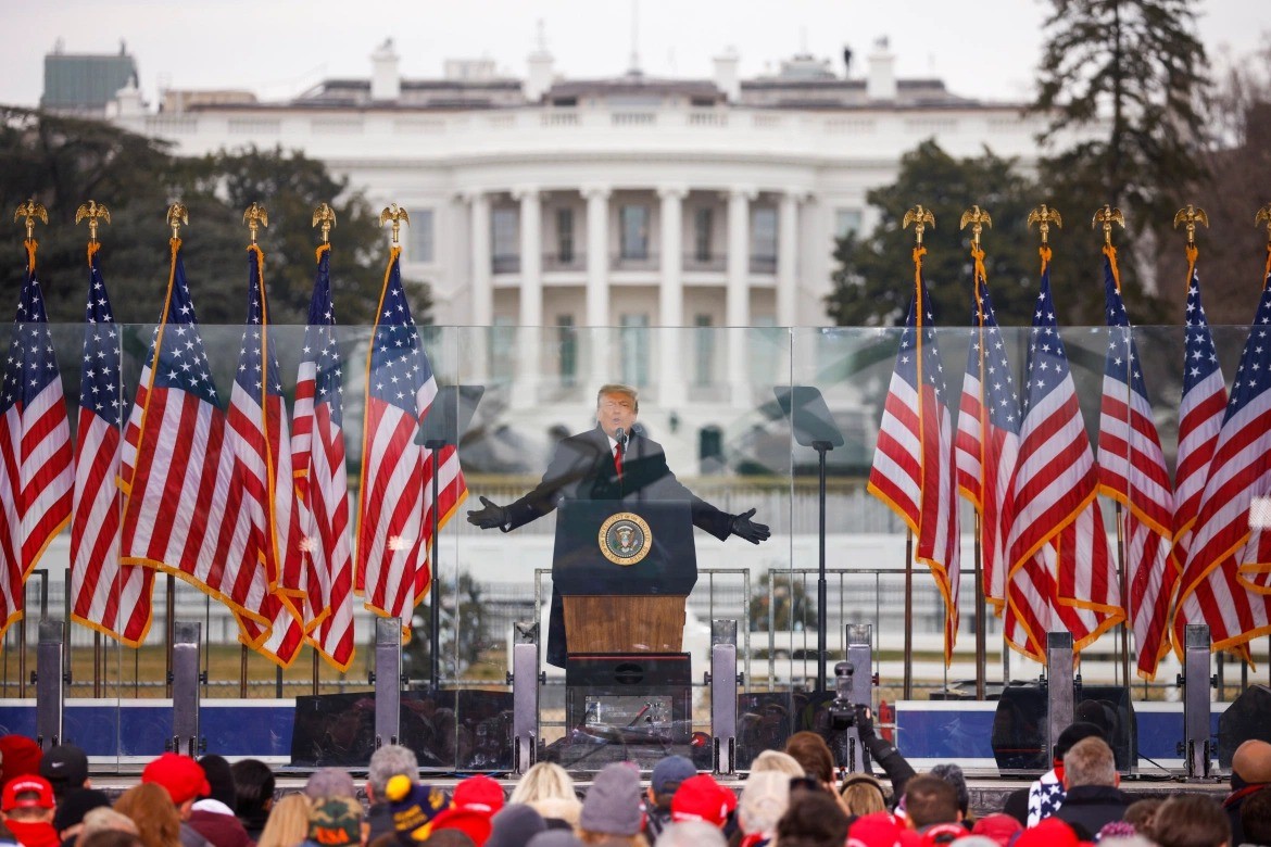 O presidente dos EUA, Donald Trump, gesticula enquanto fala durante um comício para contestar a certificação dos resultados das eleições presidenciais dos EUA em 2020 pelo Congresso dos EUA. (Foto:  [Jim Bourg / Reuters])