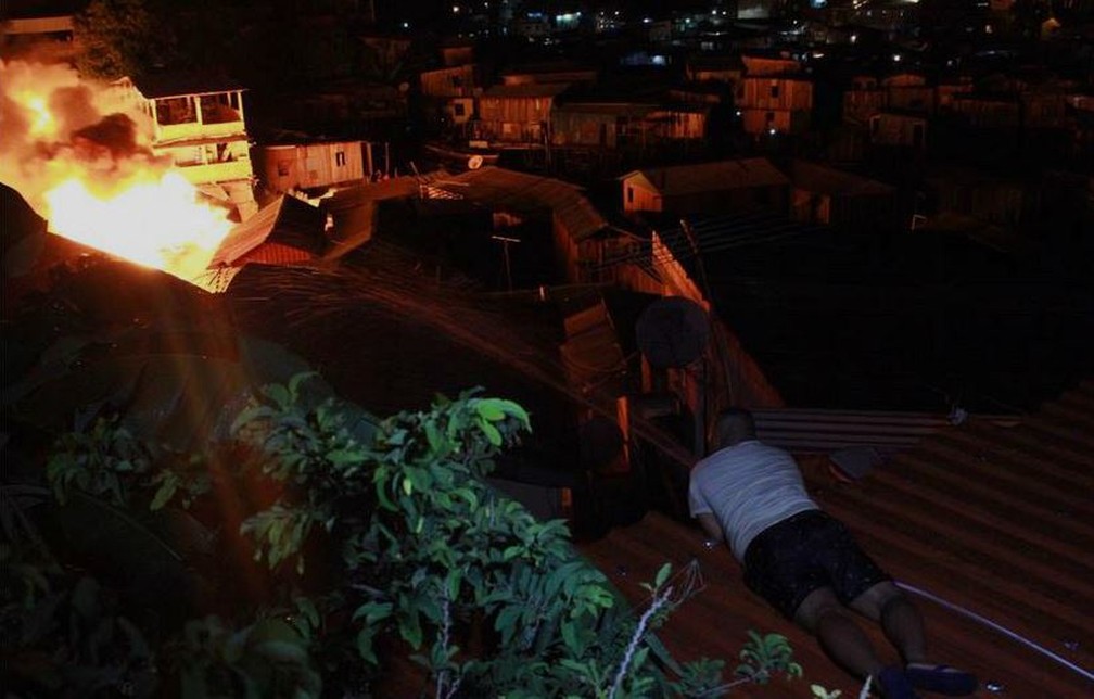 ub - Incêndio de grandes proporções atinge casas na Zona Sul de Manaus