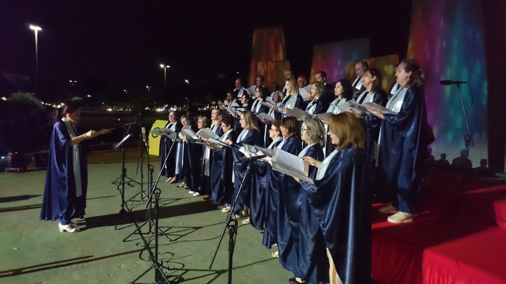 Coral da Igreja Presbiteriana Independente de Bauru se apresentou no Vozes de Natal em Bauru — Foto: Sérgio Pais/G1