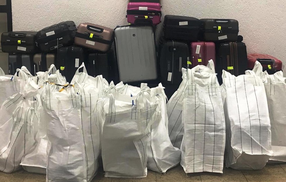 Cada mala dos passageiros de navio estava com 16 ou 17 tabletes de cocaína — Foto: G1 Santos
