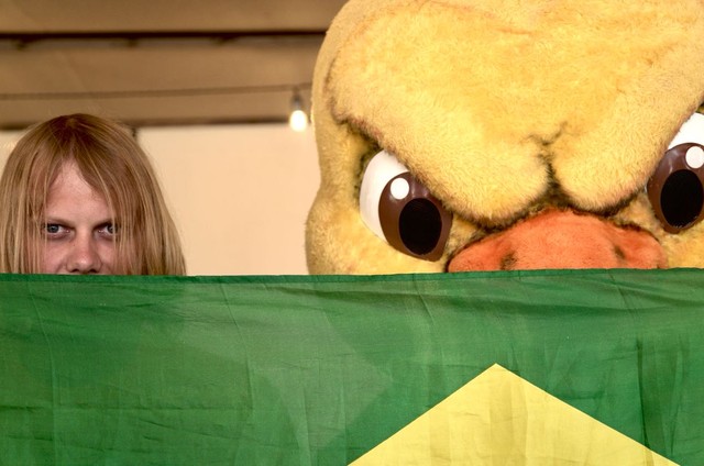 Yuri Torsky posou com o Canarinho, mascote oficial da Seleção (Foto: Reprodução / Twitter) Yuri Torsky posou com o Canarinho, mascote oficial da Seleção (Foto: Reprodução / Twitter)