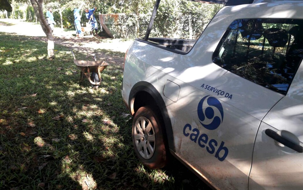 Carro de empresa terceirizada com inscrição 'a serviço da Caesb', no Distrito Federal — Foto: Ibama-DF/Divulgação