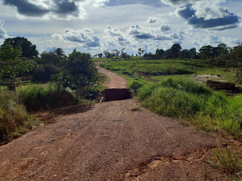 Após chuvas, igarapé transborda e força da água arrasta ponte em Alto Paraíso, RO Rondônia G1