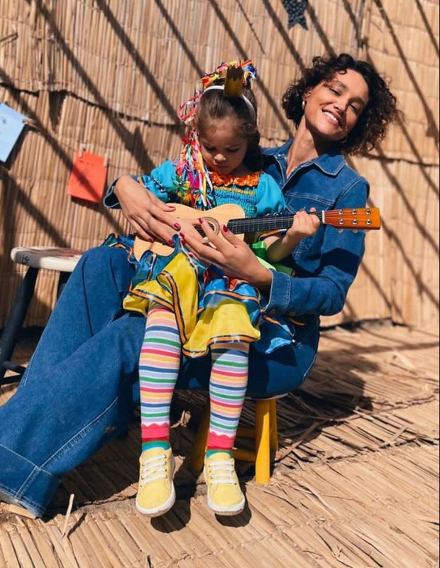 Débora Nascimento com a filha, Bella (Foto: Reprodução/Instagram)