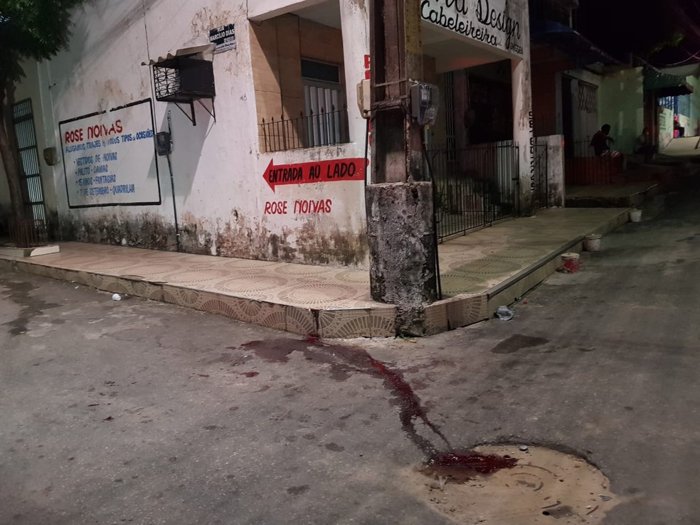 Funcionário estava sentado em calçada quando foi atacado pelo assaltante. — Foto: Rafaela Duarte/ SVM