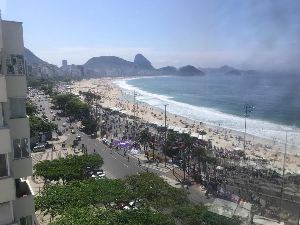 Ato contra o presidente Bolsonaro acontece na Praia de Copacabana na manh&atilde; desta domingo (12) &mdash; Foto: TV Globo