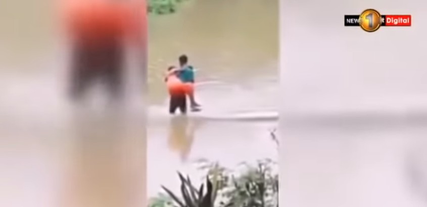 Vídeo mostra homem carregando a mulher grávida no colo durante enchente (Foto: Reprodução/YouTube/News First)