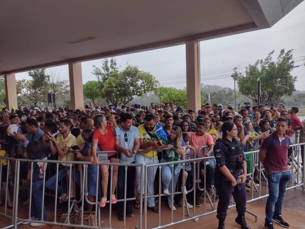 Chegada do presidente Jair Bolsonaro gerou aglomeração no Aeroporto de Araguaína — Foto: Claudemir Macedo/TV Anhanguera