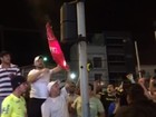 Manifestante ateia fogo em colete da CUT em avenida onde Lula mora