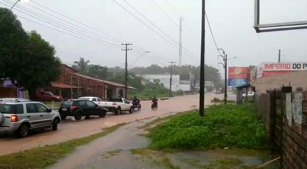Chuva causa alagamento em trecho da MA-201 na Grande São Luís — Foto: Divulgação/Redes Sociais