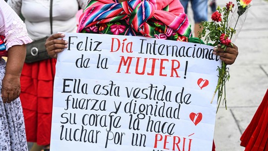Morte de mulher queimada com gasolina pelo ex-namorado abala o Peru
