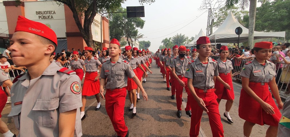 Alunos de escola militar durante desfile do Bicentenário da Independência em Rio Branco — Foto: Andryo Amaral/Rede Amazônica