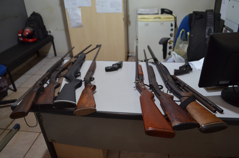 Armamento foi apreendido na zona rural de Vilhena (Foto: Christian Wentz/G1)