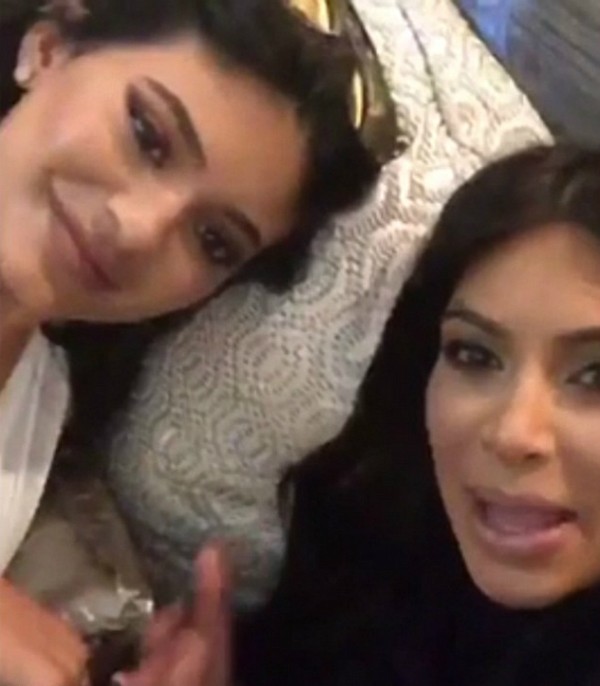 Kim Kardashian e Kylie Jenner apareceram deitadas em um vídeo no site da modelo (Foto: Reprodução)