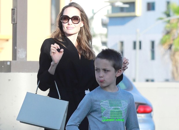 Angelina passeia com filhos  (Foto: Backgrid)