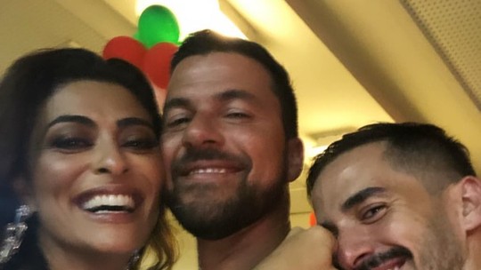 Juliana Paes cai no samba em ensaio da Grande Rio com look 'improvisado'