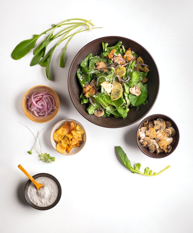 Salada de rúcula, batata assada, cebola roxa, cogumelo e semente de girassol. Bowls do Atelier Muriqui Cerâmica (Foto: Iara Venanzi / Editora Globo)