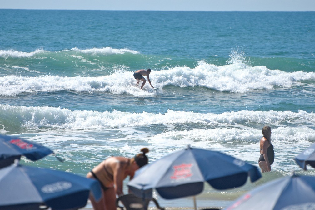 Areia lotada e surfe no mar em Imb&eacute; &mdash; Foto: Ivan de Andrade/Prefeitura de Imb&eacute;
