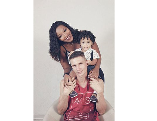Elleinie posa ao lado do marido e do filho Adriel, 10 meses (Foto: Arquivo pessoal)