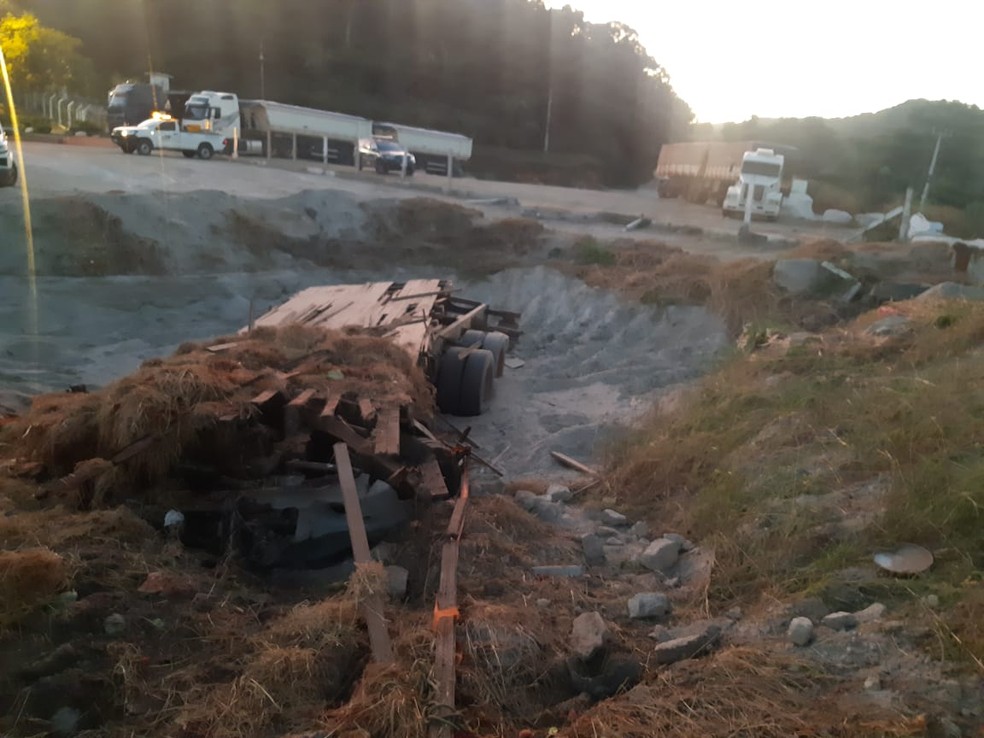 Motorista perde controle de caminhão na curva de serra em MT e morre após bater em barranco  — Foto: Divulgação
