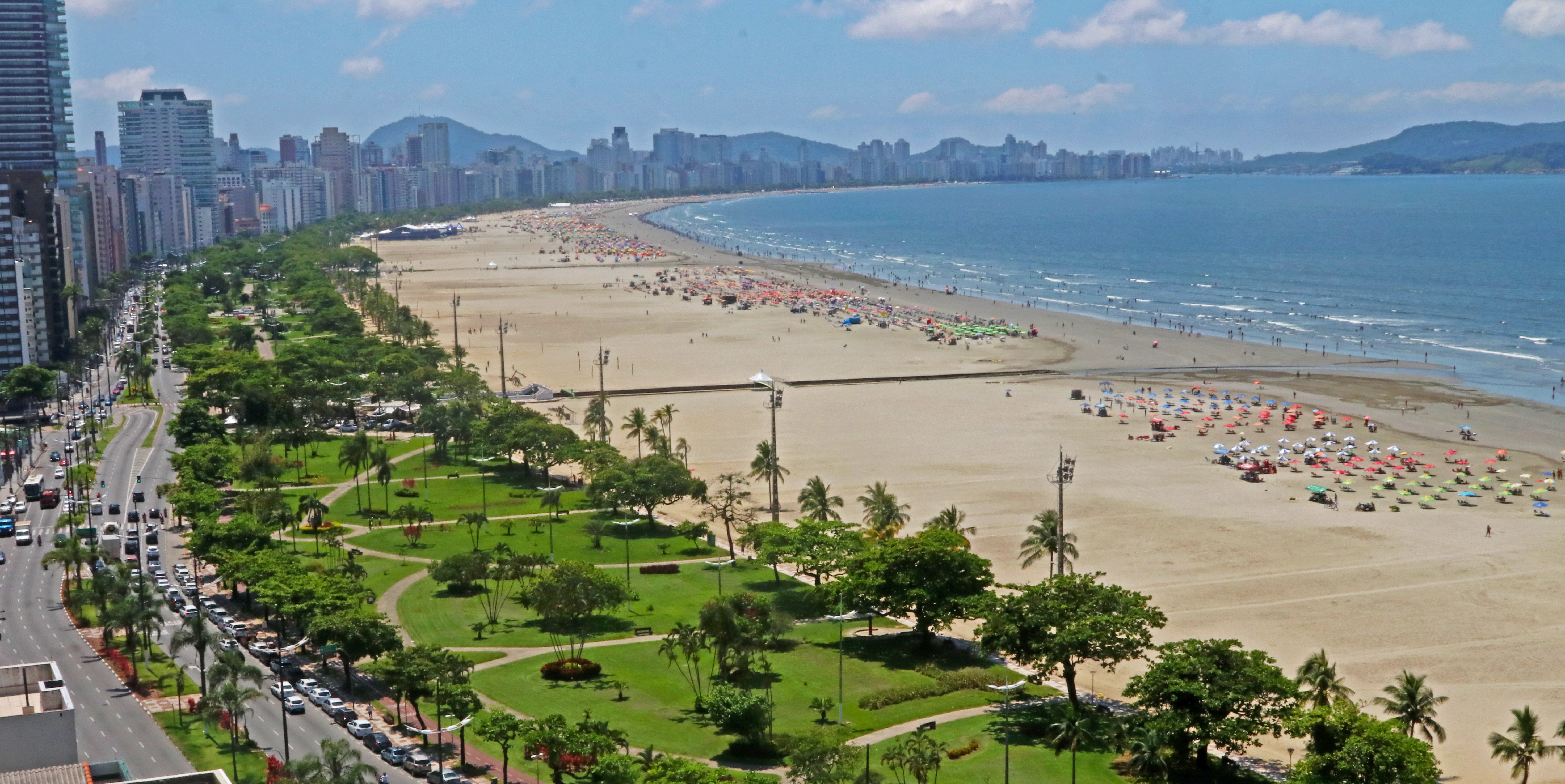 Praias de Santos estão impróprias para banho, diz Cetesb