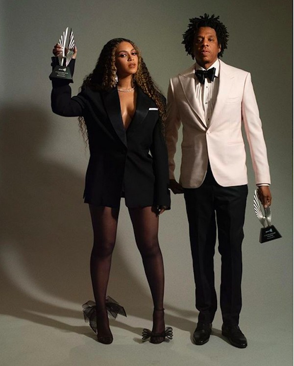 A cantora Beyoncé com o marido Jay Z e mostrando os troféus vencidos por eles no GLAAD 2019 (Foto: Instagram)