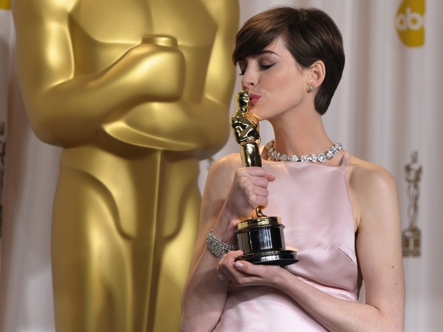 Anne Hathaway posa com a estatueta do Oscar 2013 de Melhor Atriz Coadjuvante (Foto: John Shearer/Invision/AP)