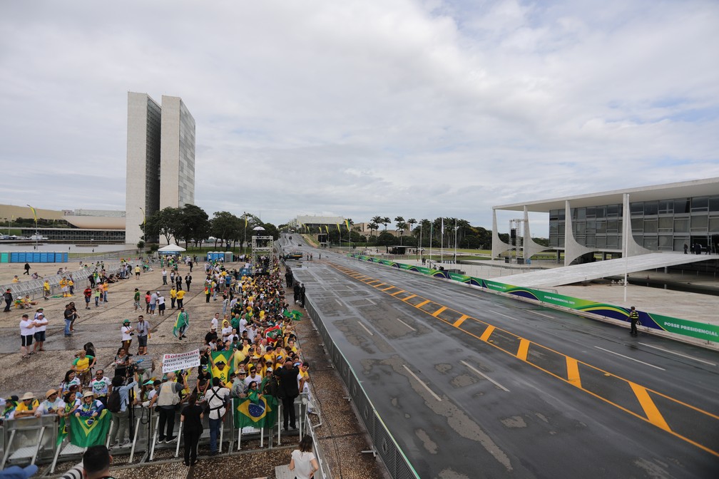 Concentração do público no fim da manhã em frente ao Palácio do Planalto — Foto: Fábio Tito/G1