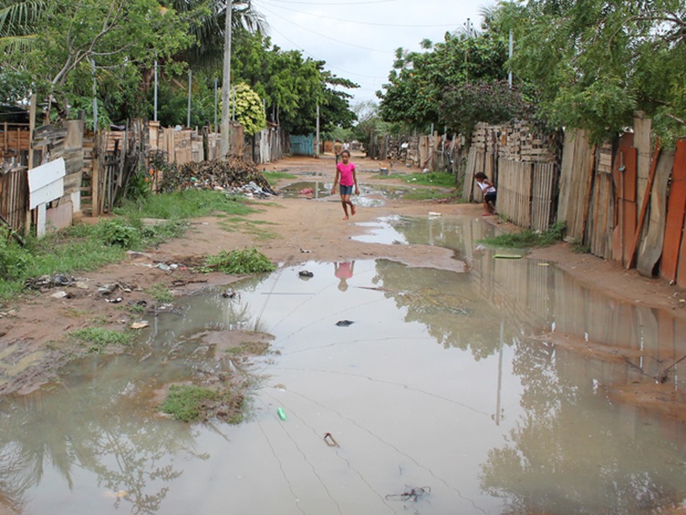 Crianças andam pela lama e pelo esgoto, em imagem de arquivo (Foto: Emerson Rocha/GE)