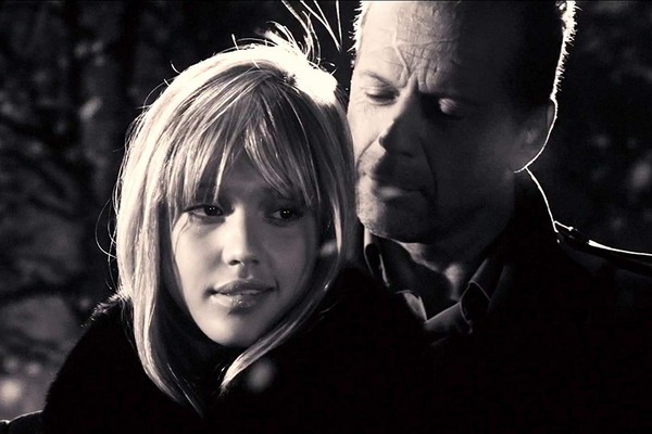 Jessica Alba com Bruce Willis em cena de Sin City (2005) (Foto: Reprodução)