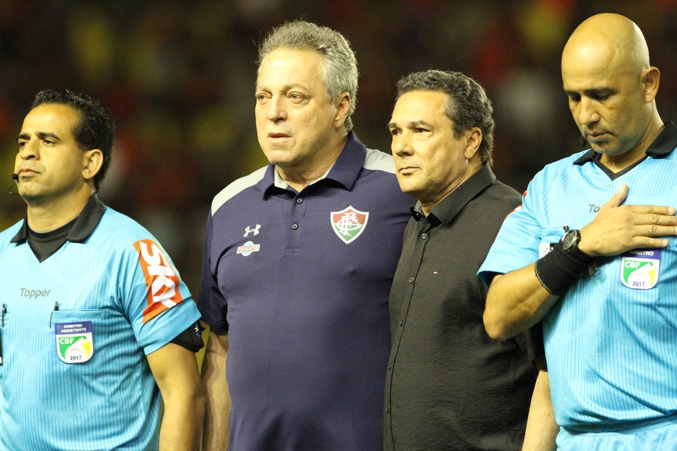 Abel Braga e Vanderlei Luxemburgo unidos durante execução do hino em Sport x Fluminense (Foto: Marlon Costa / Pernambuco Press)