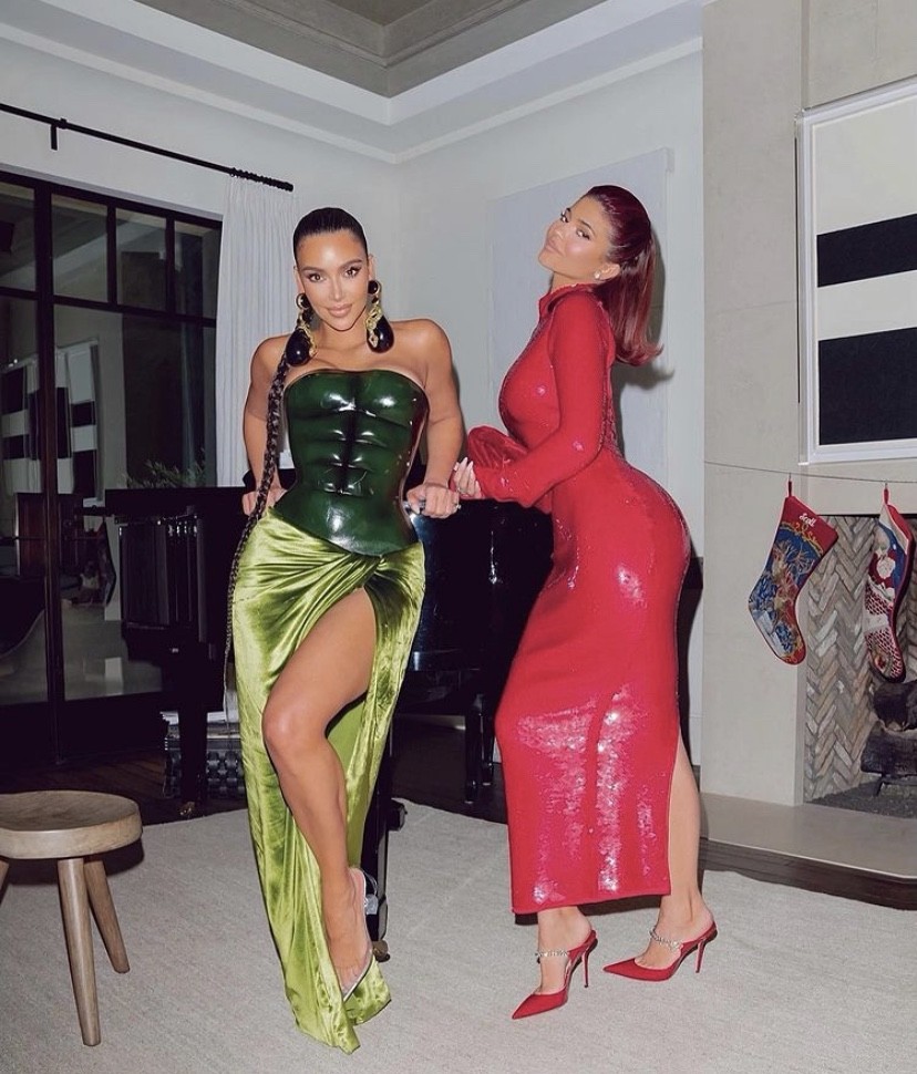 Com look polêmico, Kim Kardashian curte Natal em família (Foto: Reprodução/Instagram)