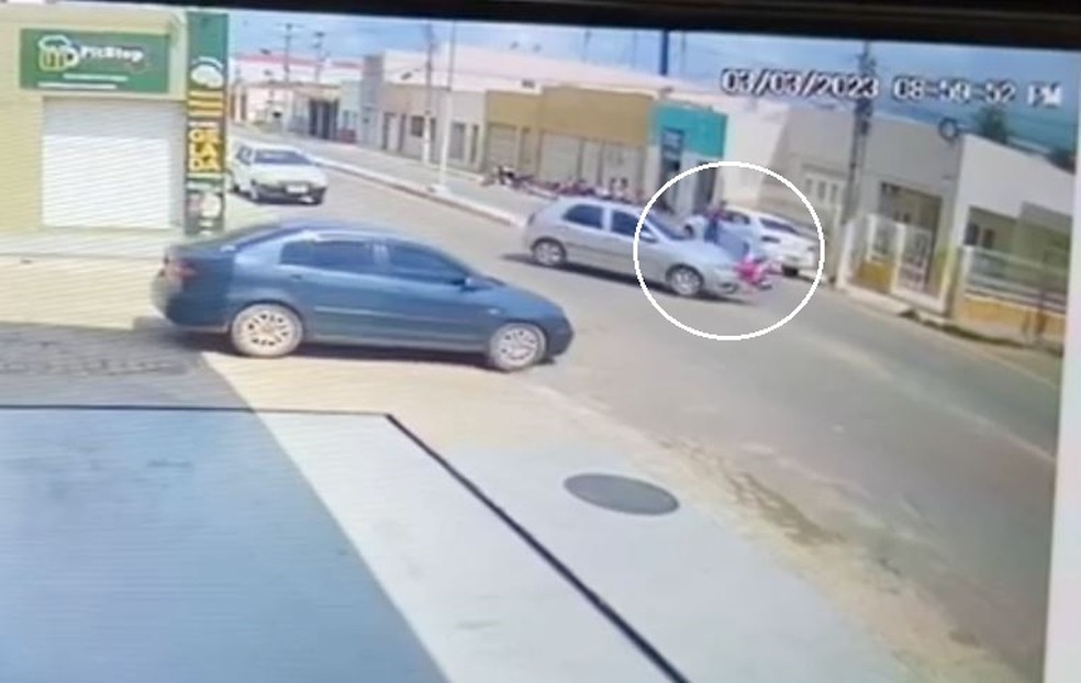 Motorista do carro fugiu passando por cima de motociclista após atropelamento em avenida na cidade de Campos Sales. — Foto: Reprodução