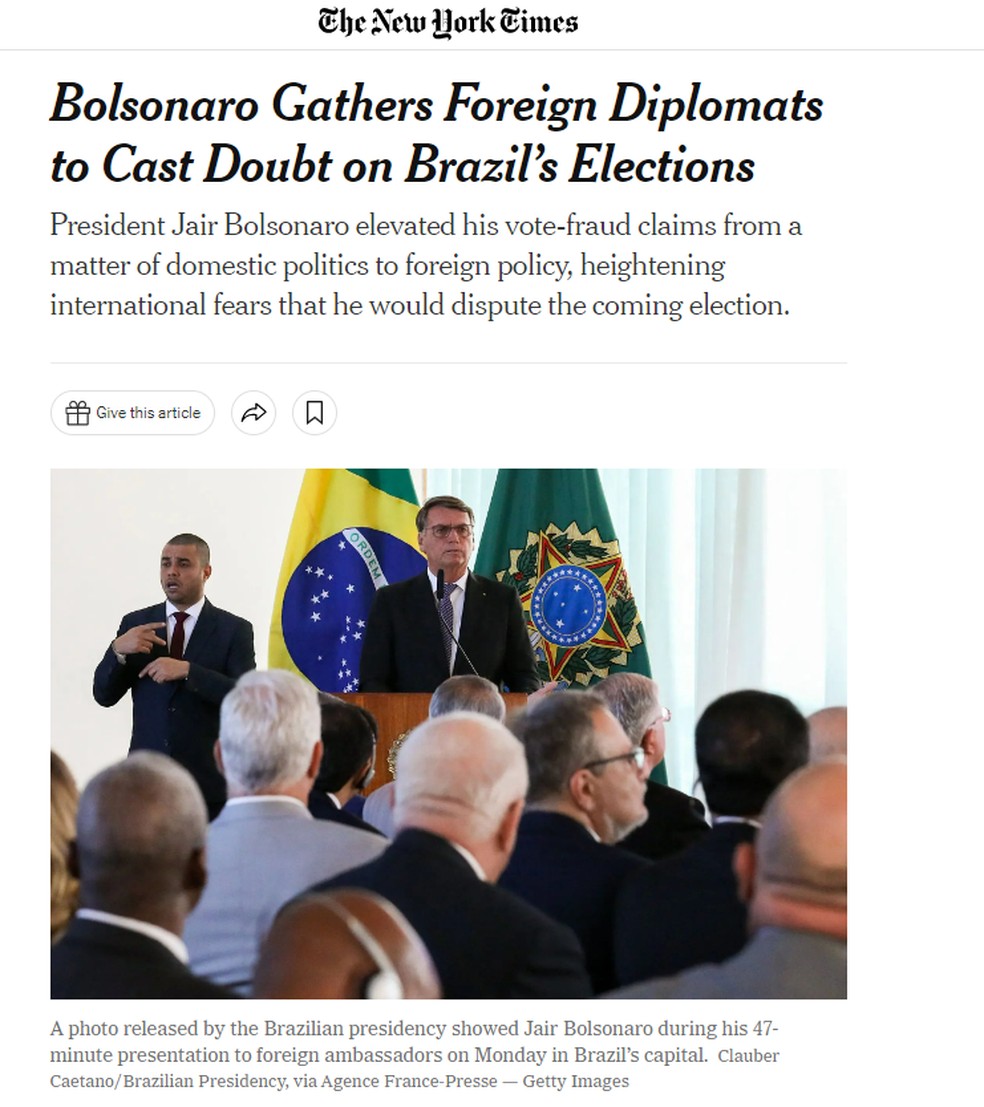 O jornal norte-americano "The New York Times" comparou as falas de Jair Bolsonaro durante encontro com embaixadores a falas do ex-presidente dos EUA Donald Trump — Foto: Reprodução