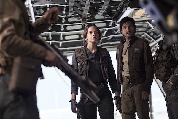 Felicity Jones e Diego Luna em cena de 'Rogue One: Uma História Star Wars' (Foto: Reprodução)