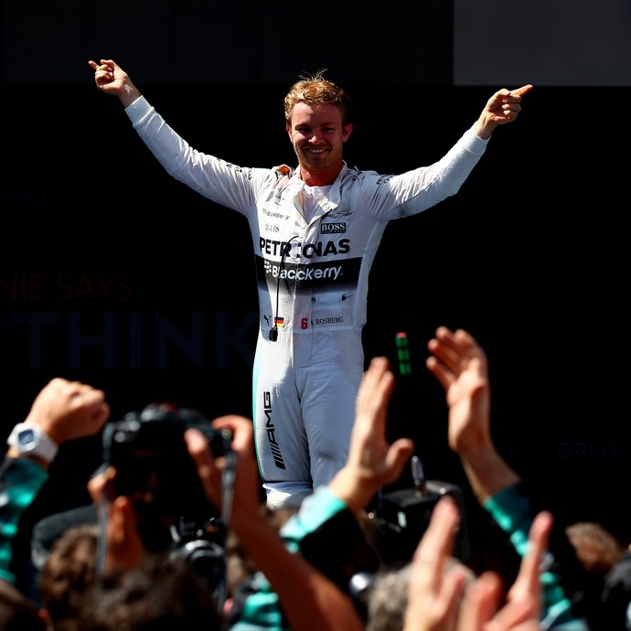 Nico Rosberg sobe na Mercedes para celebrar vitória no GP da Espanha de Fórmula 1 (Foto: AFP)