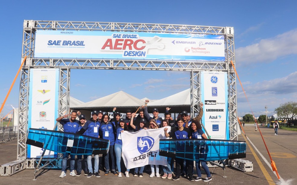 Grupo após vencer o campeonato nacional, em novembro de 2022, em São Paulo — Foto: Axé Fly Aerodesign