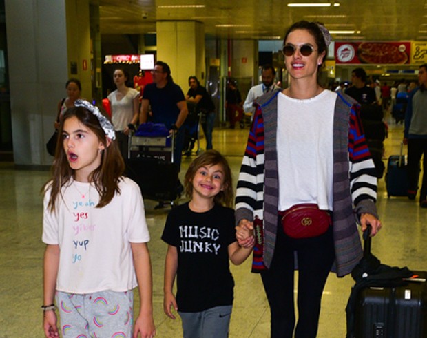 Alessandra Ambrosio e os filhos, Anja e Noah (Foto: Leo Franco/AgNews)