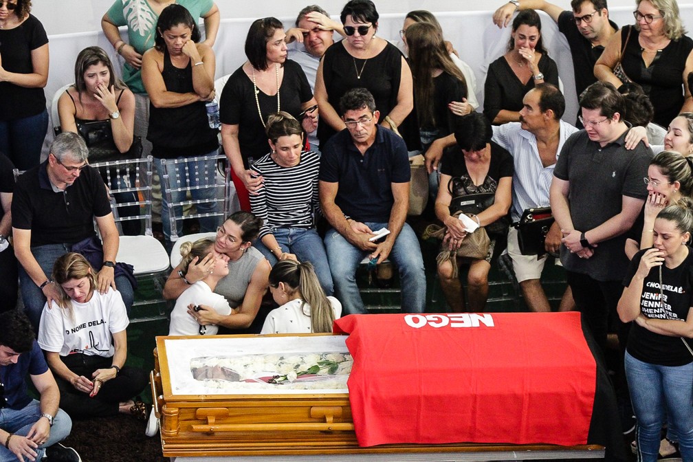 28 de maio - Familiares e amigos se emocionam durante o velório do cantor Gabriel Diniz, em João Pessoa. Conhecido pelo hit 'Jenifer', Gabriel morreu na queda de um avião de pequeno porte junto com outras duas pessoas no interior de Sergipe — Foto: Diogo Almeida/G1
