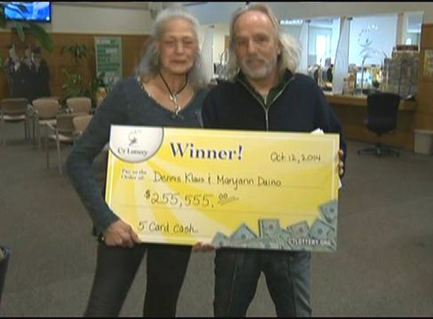 Os americanos Dennis Klaus e Mary Ann Daino com o cheque simbólico de US$ 255 mil (Foto: Reprodução / Fox 10)