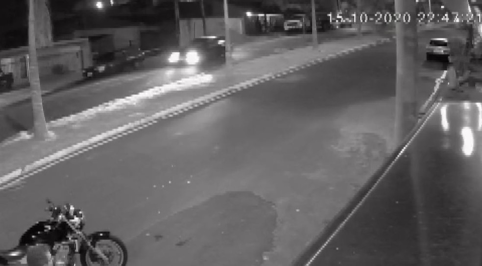 Polícia procura por suspeitos de cometerem sequência de crimes em SP; carro deles foi flagrado por câmeras de segurança em Pirangi — Foto: Reprodução / EPTV