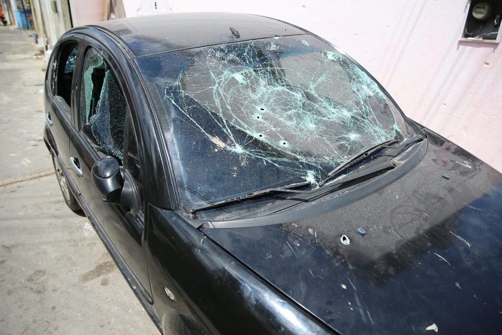 Carro ficou com marcas de vários tiros durante chacina em Fortaleza — Foto: Fabiane de Paula/Sistema Verdes Mares