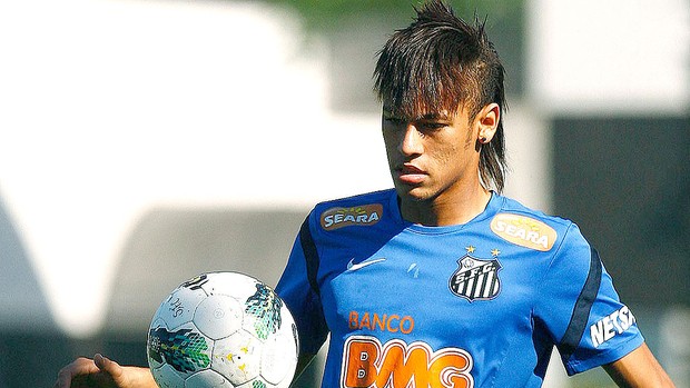 Neymar coloca nomeros de esparadrapo nas camisas dos jogadores durante  Treino do Santos FC