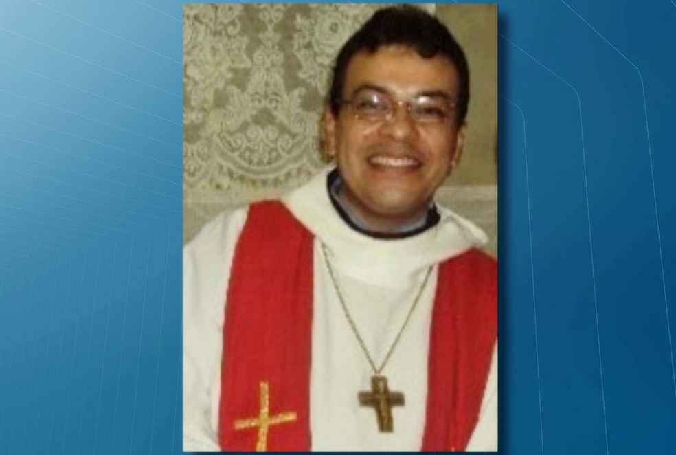 Padre Pedro Gomes Bezerra foi encontrado morto e enrolado em lençol dentro de casa em Borborema, na Paraíba (Foto: Reprodução/TV Cabo Branco)