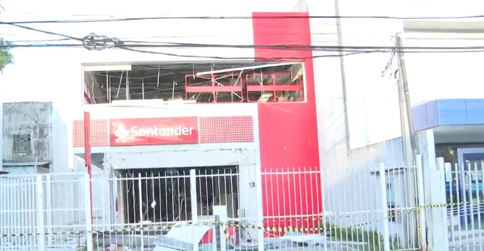 Homens armados explodem agência bancária e provocam pânico em moradores do subúrbio de Salvador — Foto: TV Bahia