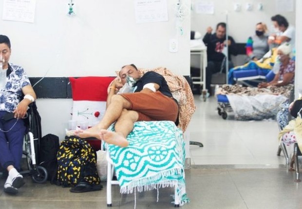 Pacientes em assentos improvisados no Hospital Pronto Socorro, em Brasília; falência do sistema de saúde já era prevista, diz o médico Marcos Boulos (Foto: EPA/JOEDSON ALVES)