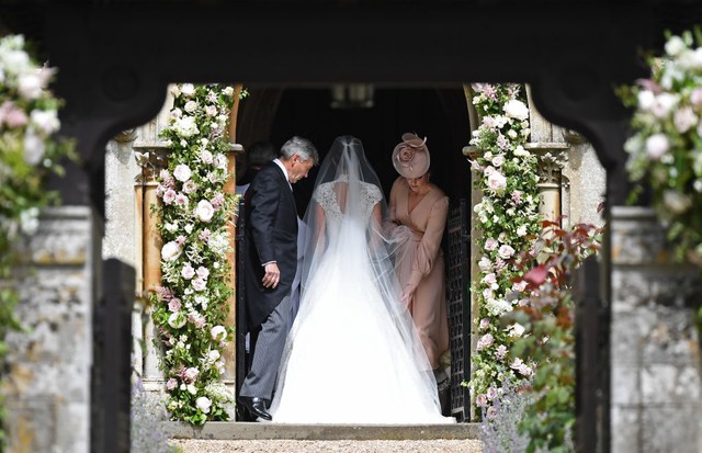 Kate Middleton arruma vestido de Pippa antes da entrada da irmã na igreja (Foto: Getty Images)