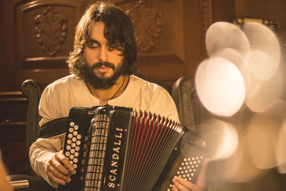 Acordeonista Tiago Rossato se apresenta no Sesc Cadeião Cultural neste sábado (24). — Foto: Divulgação.