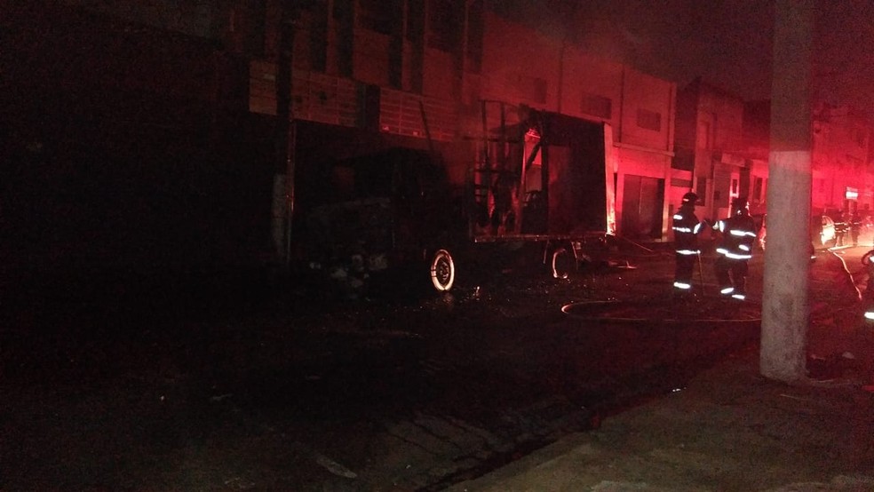 Bombeiros atuaram no local para controlar as chamas &mdash; Foto: G1 Santos