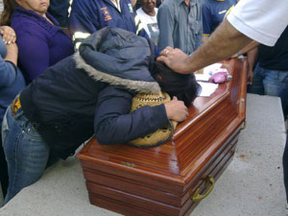 Vírginia, irmã do ex-BBB, chora durante enterro (Foto: Luciana Bonadio/G1)